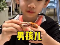 娱乐吃瓜酱小男孩