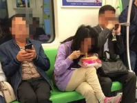 娱乐吃瓜酱坐地铁,揭秘都市生活百态